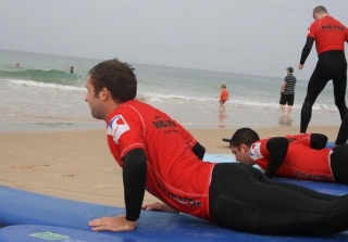  Primera lección en la playa para surfear en el Landes 
